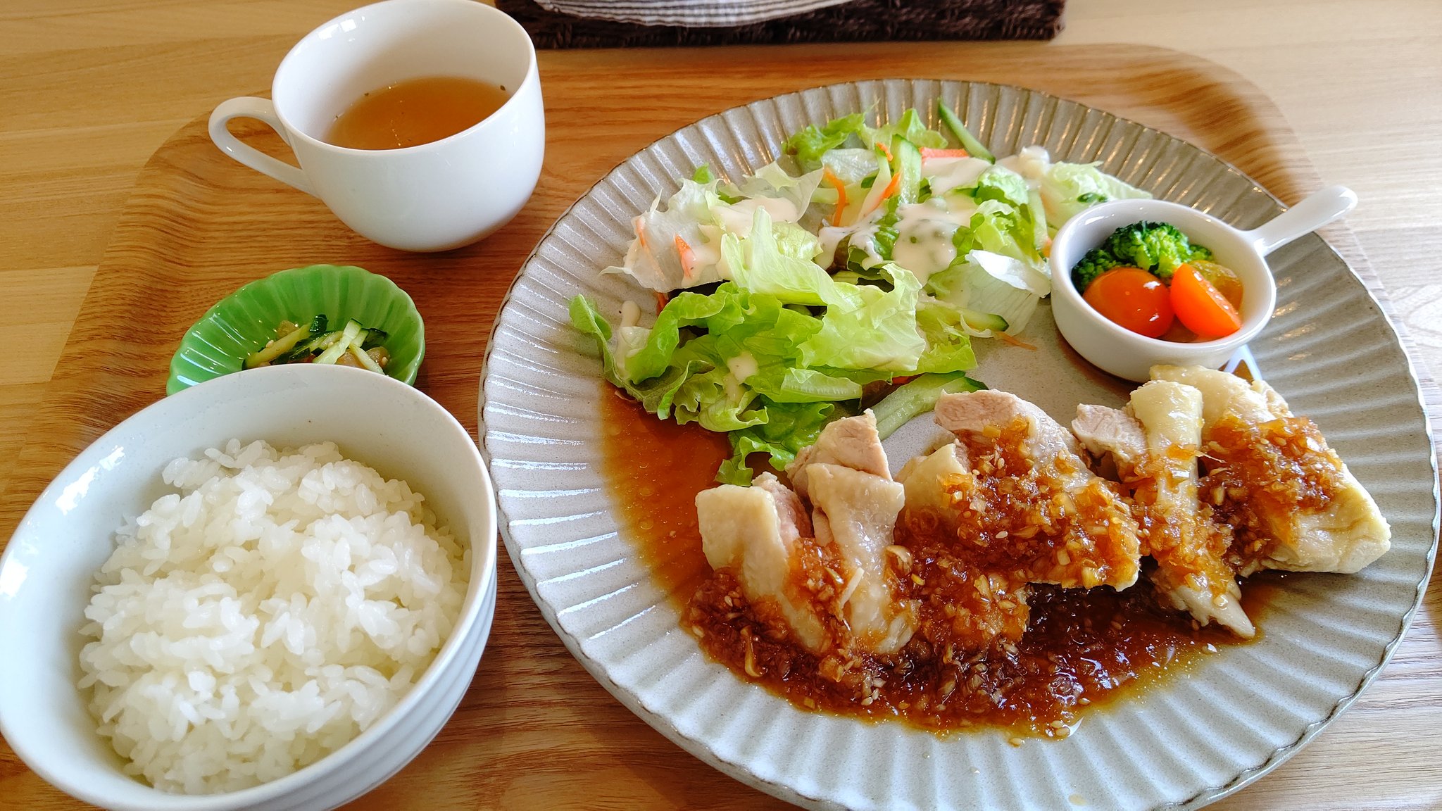 تويتر Hiromi Yasutomi على تويتر 倶知安の手風琴で夕食 普段はかに玉セットを頼むが 今日は野菜を食べたくて回鍋肉セットにした ご飯はもちろん大盛り 箸の袋が新幹線バージョンだった 30年に北海道新幹線の倶知安駅が開業予定 じゃが太くんとじゃが子ちゃん