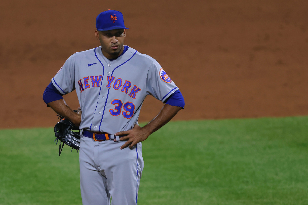 Edwin Diaz nearly blows it for Mets before exiting with tight back