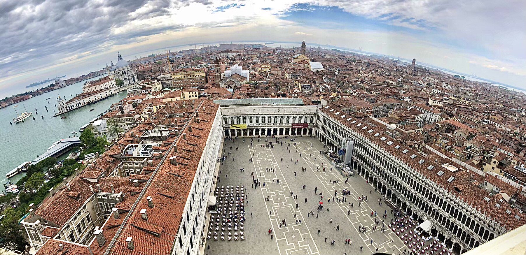 旅人 イタリア ヴェネツィア 1 ヴェネツィアの街並み 2 サンマルコ寺院と鐘楼 3 鐘楼からヴェネツィアを一望 鐘楼に登ると360 ヴェネツィアを一望できます イタリア ヴェネツィア 水の都 サン マルコ広場 サン マルコ寺院 鐘楼 海外旅行