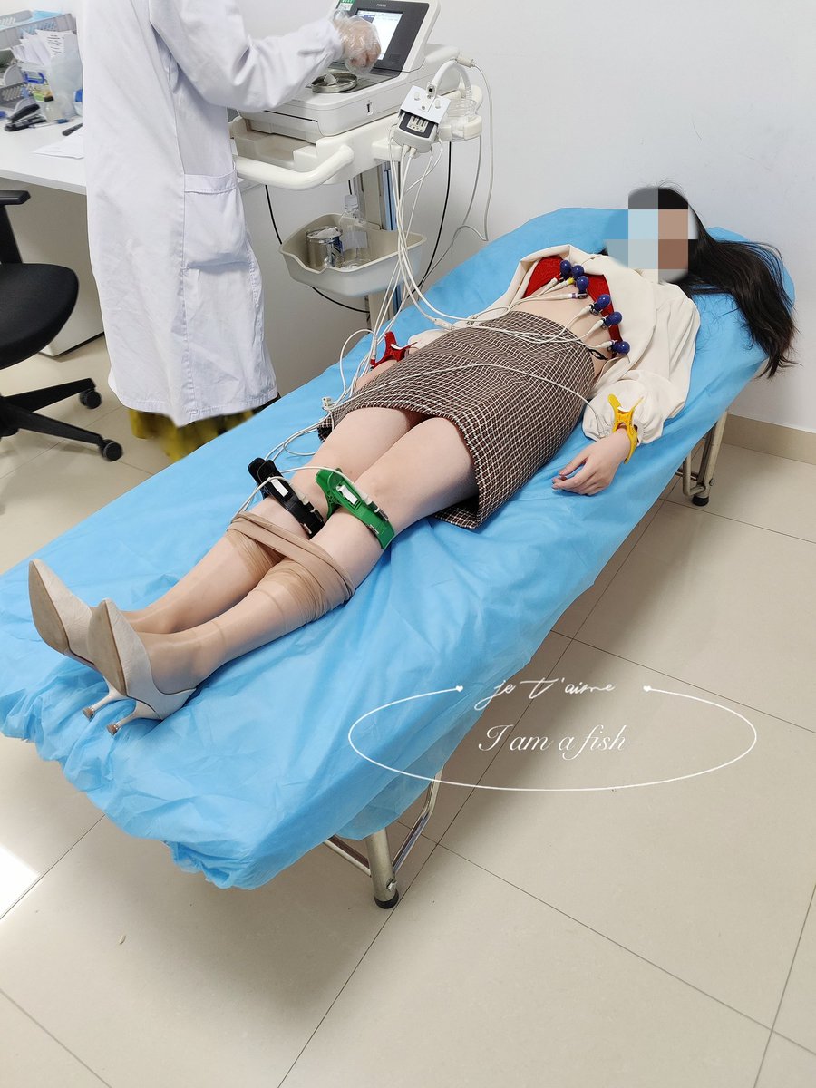 带媳妇儿体检，顺便医院露出了一波。心电图医生脱媳妇儿丝袜，扒拉她胸罩的时候太刺激了😍#丝袜 #丝袜高跟鞋 #丝袜控 #腿控 #反差婊 #反差母狗 #淫妻 #羞辱 #意淫 #骚母狗 #公交车 #淫荡 #腿 #高跟 #恋腿 #粗口 #制服 #制服诱惑 #淫荡人妻 #绿帽 #学生妹 #骚货 #贱货 #灰丝 #肉丝 #美腿 #露出 #情趣