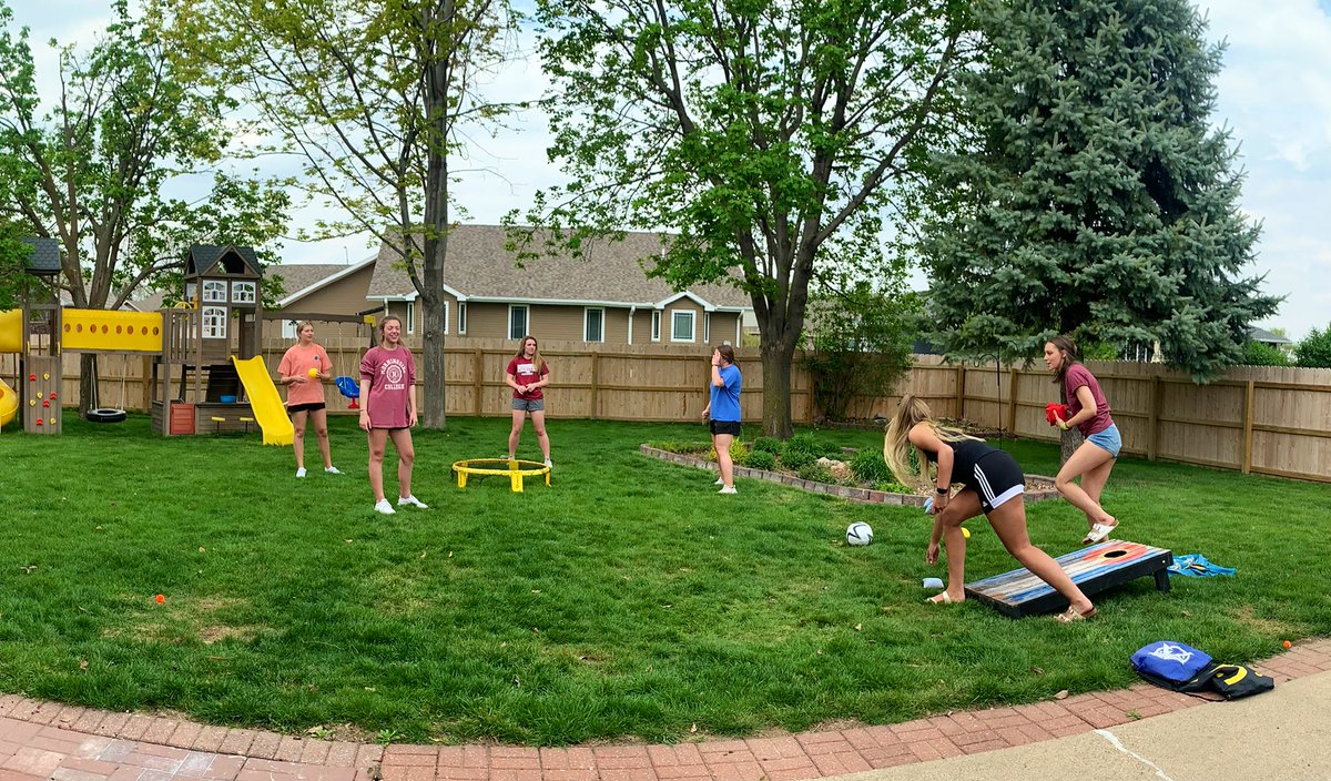 msidewvb's tweet photo. End of the Year Backyard BBQ at Coach Squier’s house! Got to have some good food, fun, and share our favorite memories as a team! We love this squad ❤️🏐 #MustangVolleyball https://t.co/XRDv71L7LN