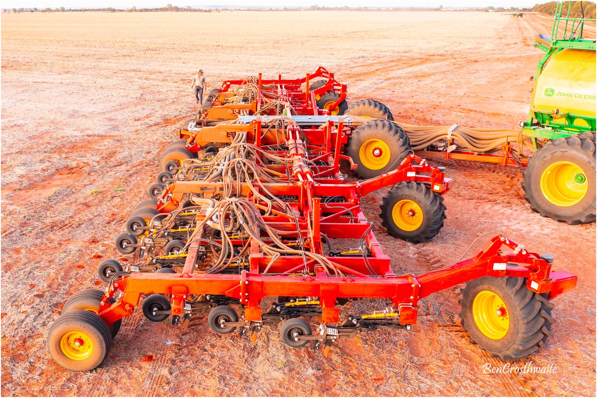 BenCrosthwaite1's tweet photo. Very impressive Borgault Bar with good looking trash flow with 10" or 12" spacings. Parallelogram for each tyne giving exact depth control and very simple hose layout making it easier to fold. 16 large wheels to keep it above ground in deep ripped country and boggy conditions. https://t.co/xwrDA949Ec