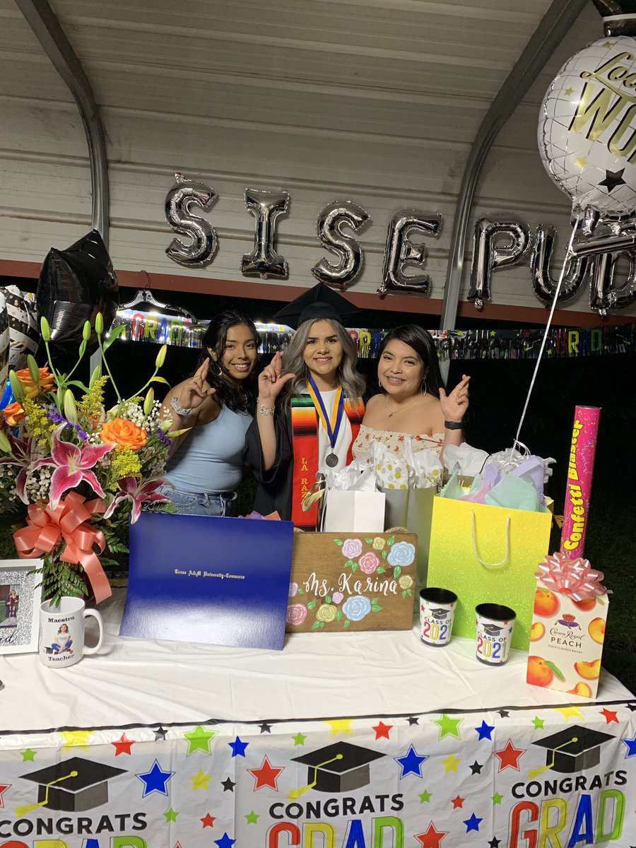 _daisyb1's tweet photo. Felicidades a la amigis! Lo as logrado, estoy muy orgullosa de ti! I love youuuu!!🥺❤️ 
Watch out class Ms. Karina is ready to put you in lunch detention!😂 https://t.co/orMJopf8jv