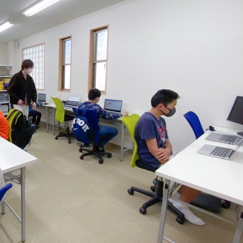 progmate2015's tweet image. プログメイトでは換気やマスクの着用、生徒の席の間隔を空け、壁に向かった配置にすることで感染症対策も徹底しています💪
生徒さんが安心してプログラミングに取り組める環境です😊🌷
