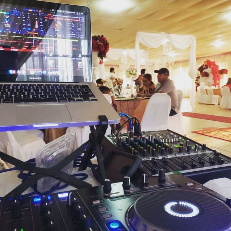 johnrodriguezhn's tweet photo. Domingo de XV Años 💃 en Hotel Costa Mar. Celebración de Emy Estefany Hernández Rivera. Mezclando #DjJesser 🎧 esta noche‼No importa como, cuando ni donde #SPMedia Hace Tu Evento! 💪😎
Contrataciones al
📲 (+504)9825-7786
📨 Vía Inbox https://t.co/dIyp9cYKRW
