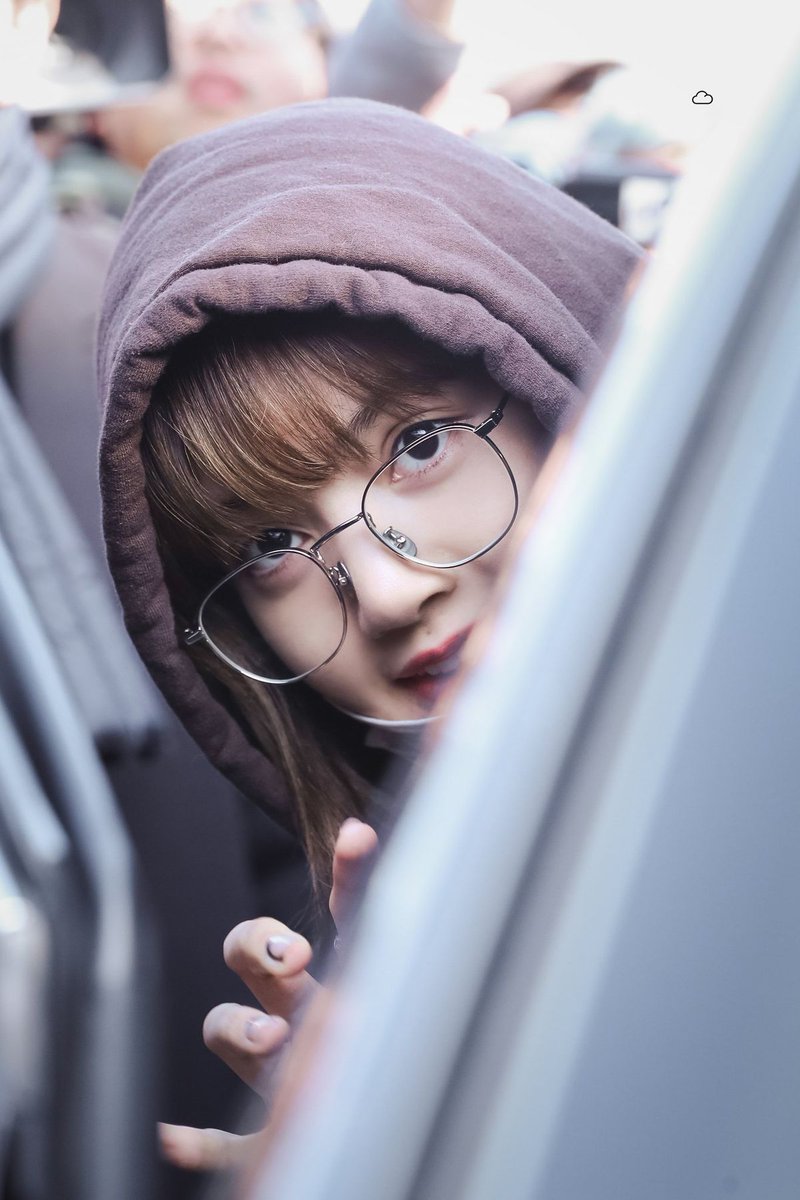 lalisahourIy's tweet photo. peak-a-boo 
#리사 #LISA https://t.co/NGj9xBTizu