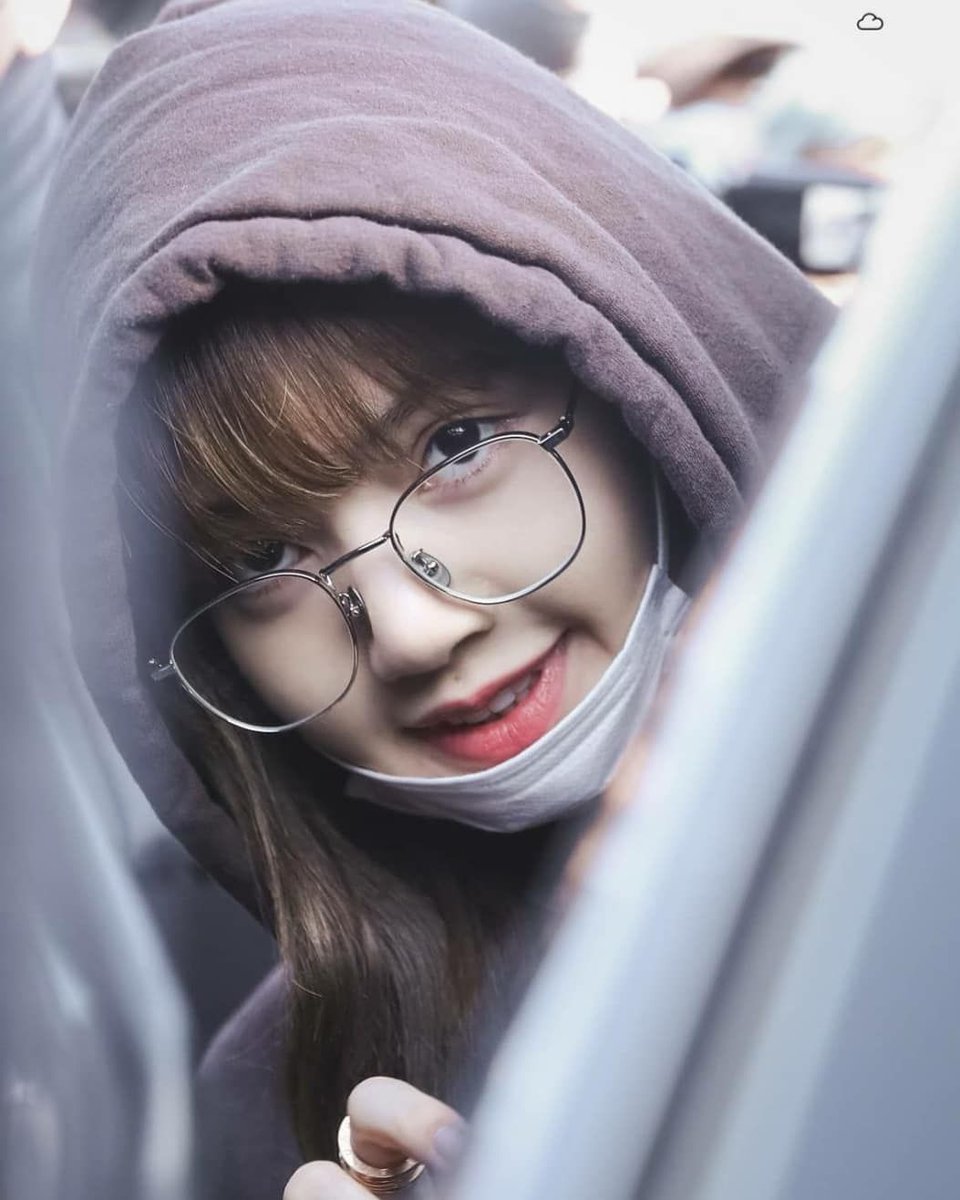 lalisahourIy's tweet photo. peak-a-boo 
#리사 #LISA https://t.co/NGj9xBTizu