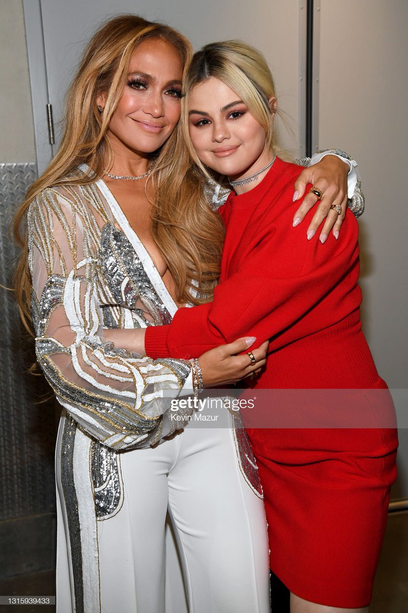 skinnysel's tweet photo. Selena and JLO omg https://t.co/gdniQ521IX