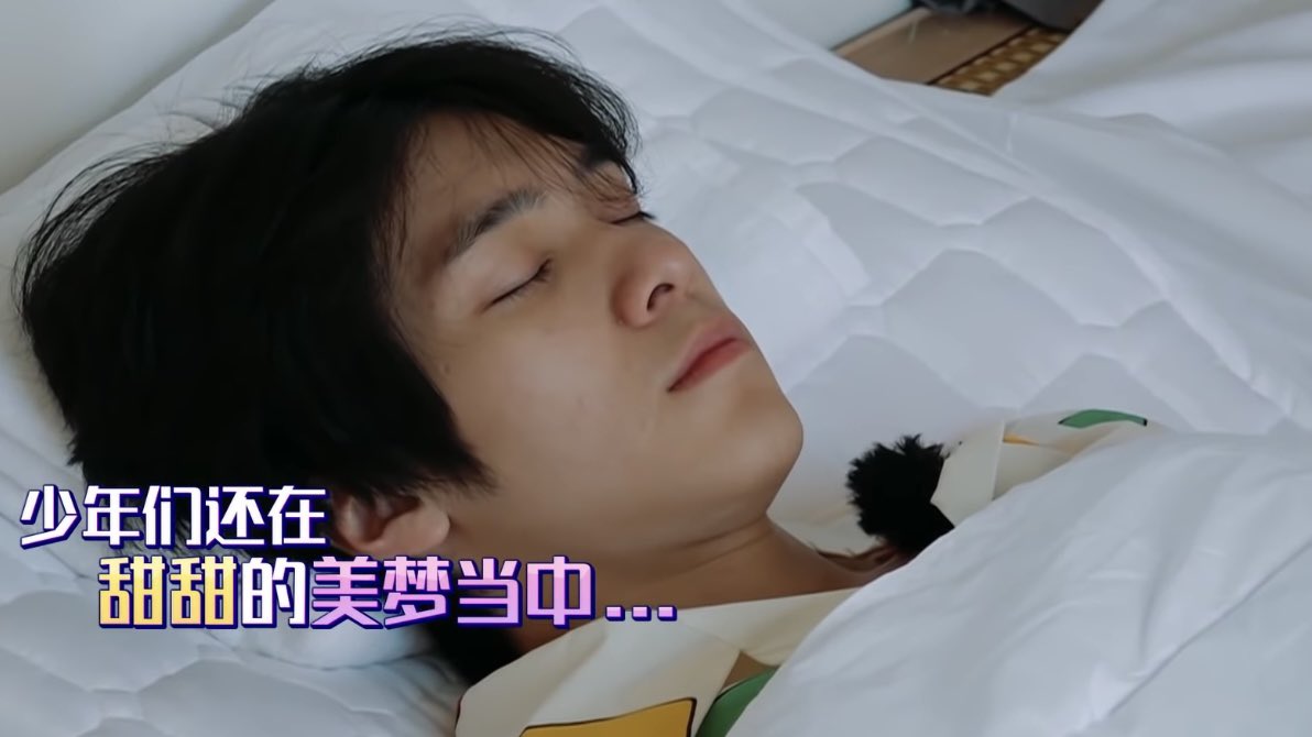 HENGC0RE's tweet photo. disturbed while sleeping ●︿● https://t.co/O6JvVmInS4