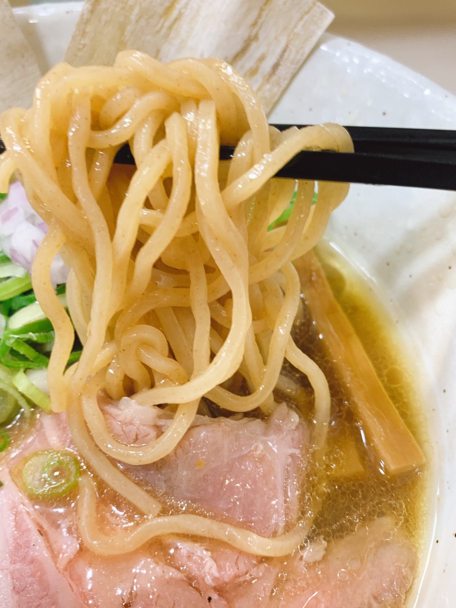 guchisung's tweet photo. 麺や魁星@吉田町

平子のコク煮干🍜

大将が金髪に😱
GWだからとか訳が分からない😓

着丼前から煮干の良い匂い！
かなりの煮干し感だけど、えぐみ、苦味、塩気のバランス👍
美味い😋
途中からは匂いに慣れちゃうのと、紫玉葱やネギの効果か旨味しか感じない😁

ご馳走様でした😋
う〜ん、金髪は😞 https://t.co/OH2mjwtwl8