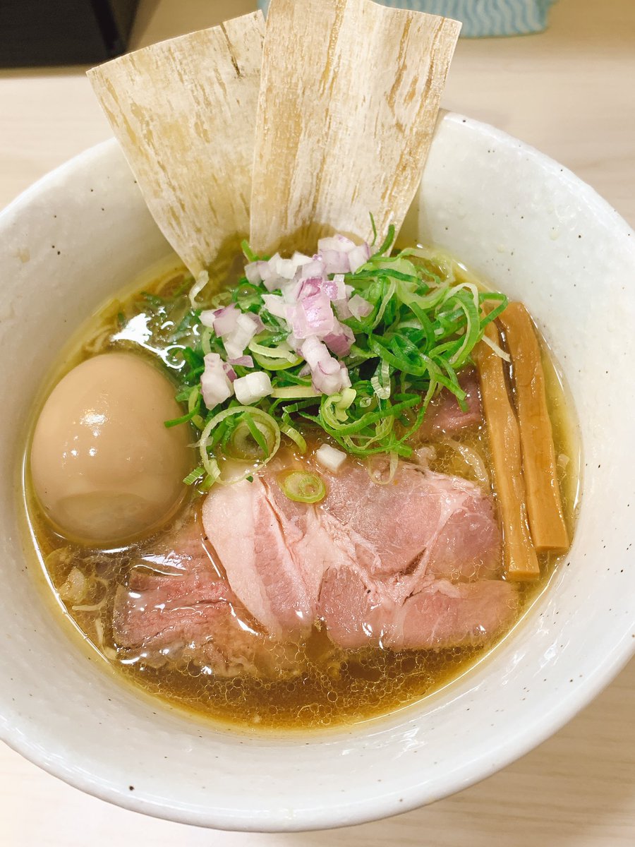 guchisung's tweet photo. 麺や魁星@吉田町

平子のコク煮干🍜

大将が金髪に😱
GWだからとか訳が分からない😓

着丼前から煮干の良い匂い！
かなりの煮干し感だけど、えぐみ、苦味、塩気のバランス👍
美味い😋
途中からは匂いに慣れちゃうのと、紫玉葱やネギの効果か旨味しか感じない😁

ご馳走様でした😋
う〜ん、金髪は😞 https://t.co/OH2mjwtwl8