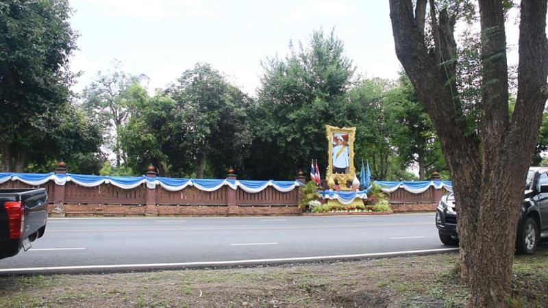 Shi_147's tweet image. ✨💛 ในหลวง​ ทรงมีพระบรมราชานุญาต​ให้นำพื้นที่บริเวณ​ลานจอดรถ​   พระตำหนักสิริยาลัย ​จ.​พระนครศรี​อยุธยา​ ให้ประชาชนใช้เป็นพื้น​ที่จำหน่ายผักผลไม้และผลิตภัณฑ์โอทอป คุณภาพ​ เพื่อช่วยเหลือ​ประชาชน​ที่ได้รับความเดือดร้อน​จากสถานการณ์​การ​แพร่ระบาด​ของเชื้อ​ไว​รั​สโค​วิด​19