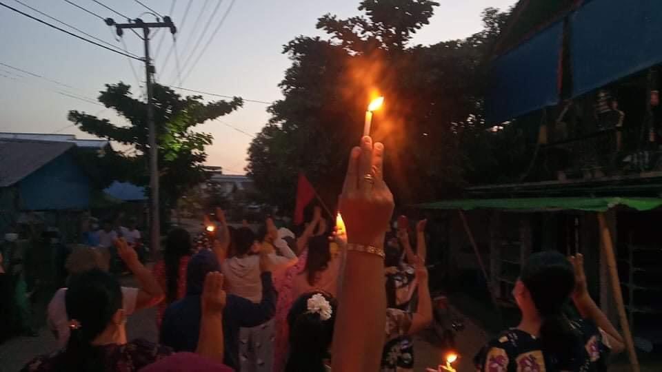 nslwin's tweet photo. Despite brutal crackdown on protesters by Terrorists (#Myanmar security forces) on protesters in Kanbauk, Tanintharyi Region on May 2, yesterday, the people take to the streets this morning.

#May3Coup #WhatsHappeningInMyanmar #MilkTeaAlliance https://t.co/p5vWcEYe0C
