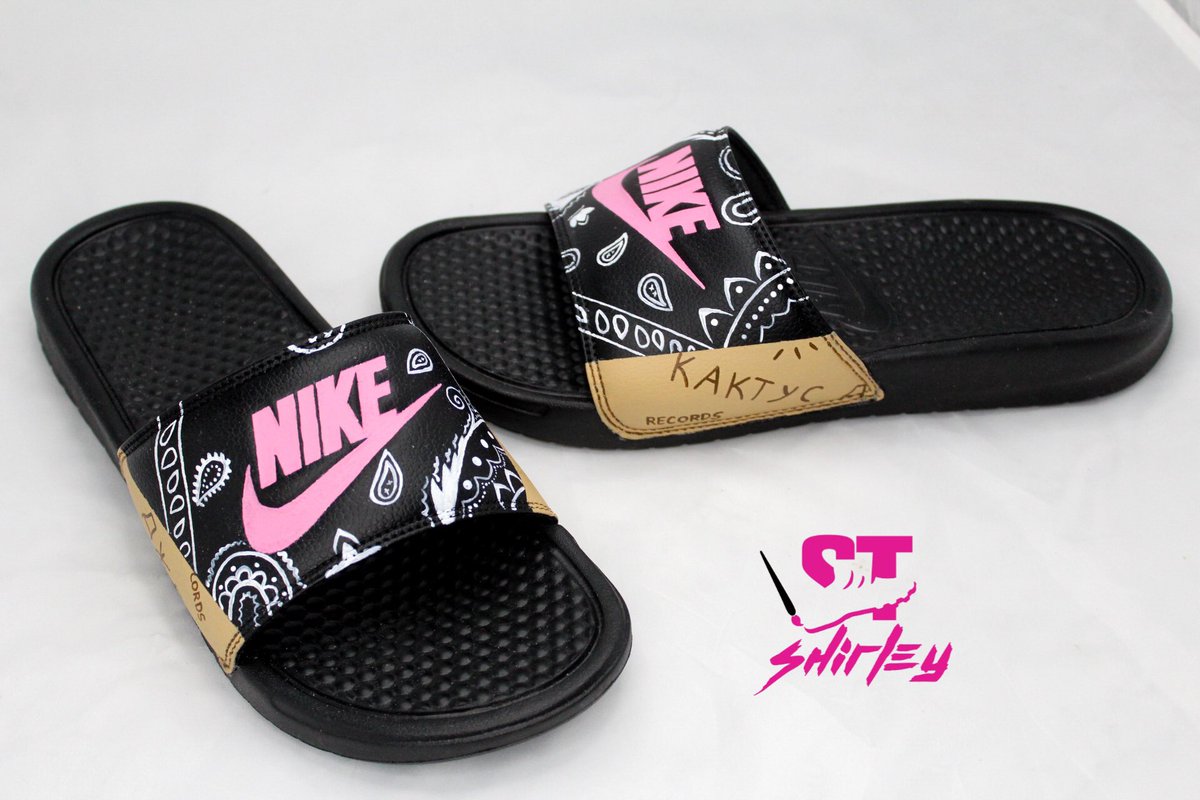 shirleyscustoms's tweet photo. Check out for some Travis Scott custom on Nike Slide 🩴

#TravisScott #custommade #customshoes #customsneakers #customsneaker #shoescustom #sneakercustoms #sneakercustom #nikeairforce1 #af1 #af1custom #customairforce1 #customairforces #customaf1 #angelusdirect #shirleyscustoms https://t.co/MBcKLZJhTA
