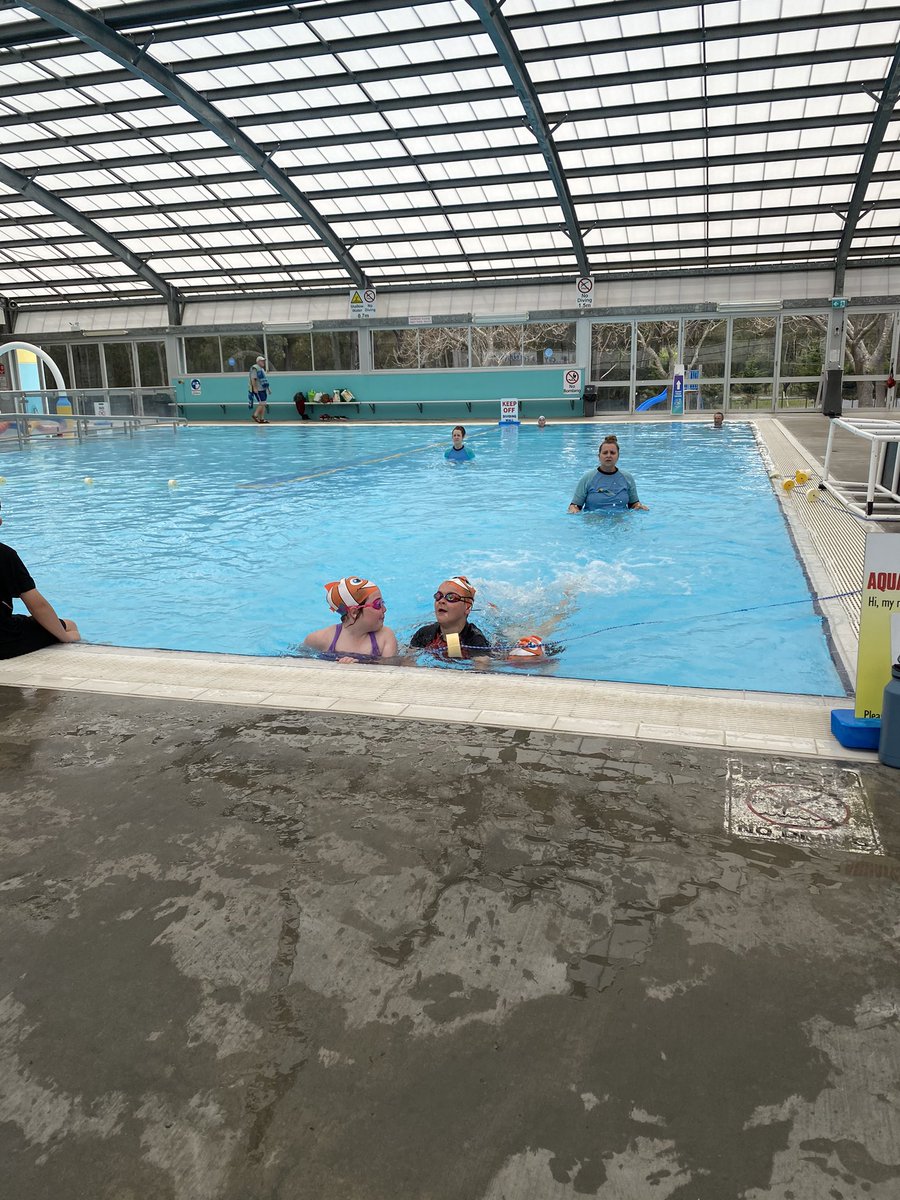 bradnhaz's tweet image. A cracking start to our new K-6 Swimming Program. Years 3, 4 and 6 kicking off the first of their two lessons for the day. This is a 4 day, 8 lesson program that teaches water safety, swimming technique and fun! @NSWEducation @KathyPowzun @dizdarm @KCDURAN75 #lovewhereyoulearn