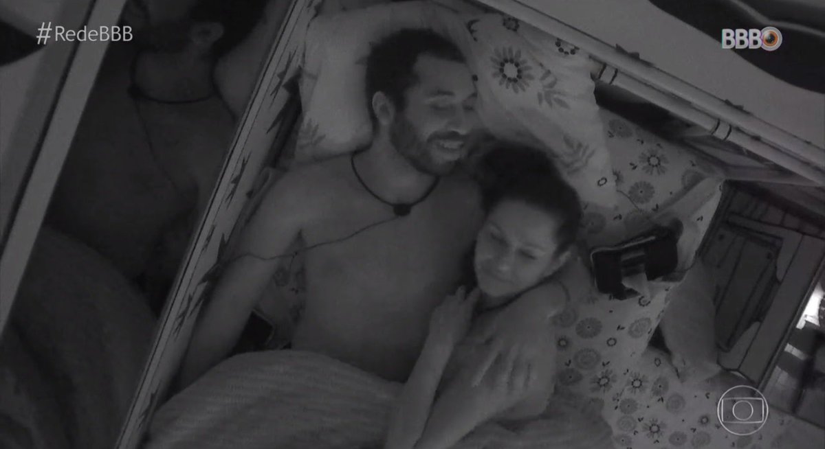 HugoGloss's tweet photo. Enquanto as torcidas se matam aqui fora, Juliette foi dormir com o Gil! 

Ai, gente, são eles!!! #BBB21 https://t.co/JRQHtXpFbS
