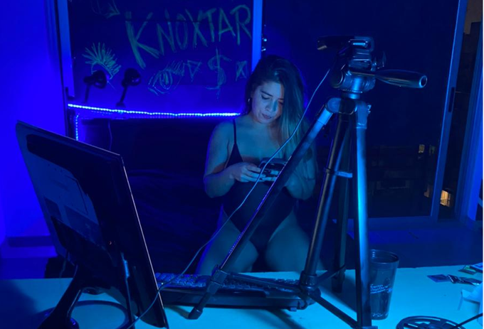 Regalos especiales en el DM a todos los que se suscriban a nuestro nuevo subreddit porno y den RT a esta