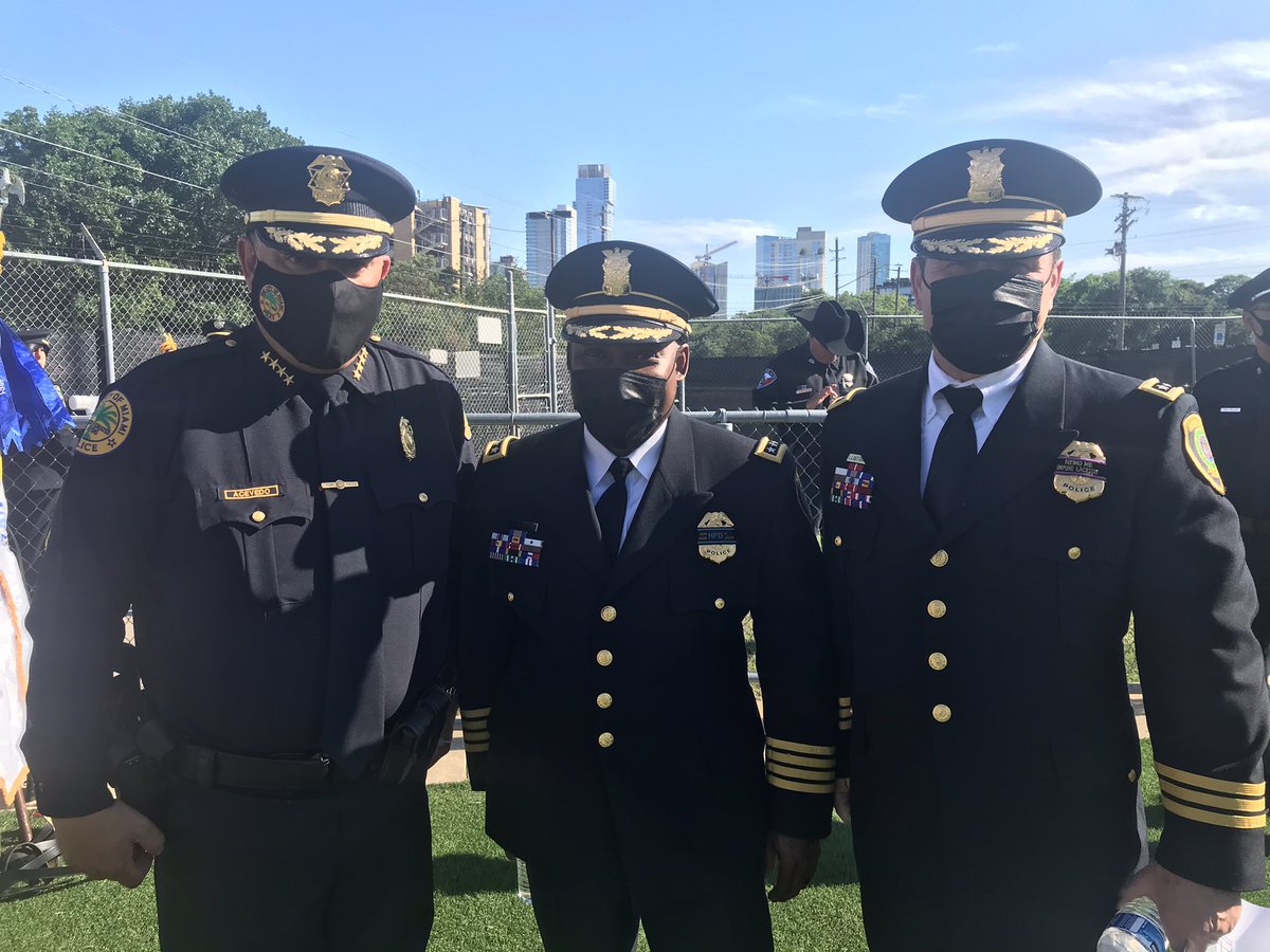 CarvanaforTexas's tweet photo. As a native Houstonian &amp; proud member of #TeamHPD, I was so very proud to capture this moment - HPD Chief @TroyFinner, former Chief @ArtAcevedo &amp; @EAC @SatterwhiteLJ to honor the memory of Texas officers who made the #ultimatesacrifice to keep our communities safe. https://t.co/ZffPN3rosR