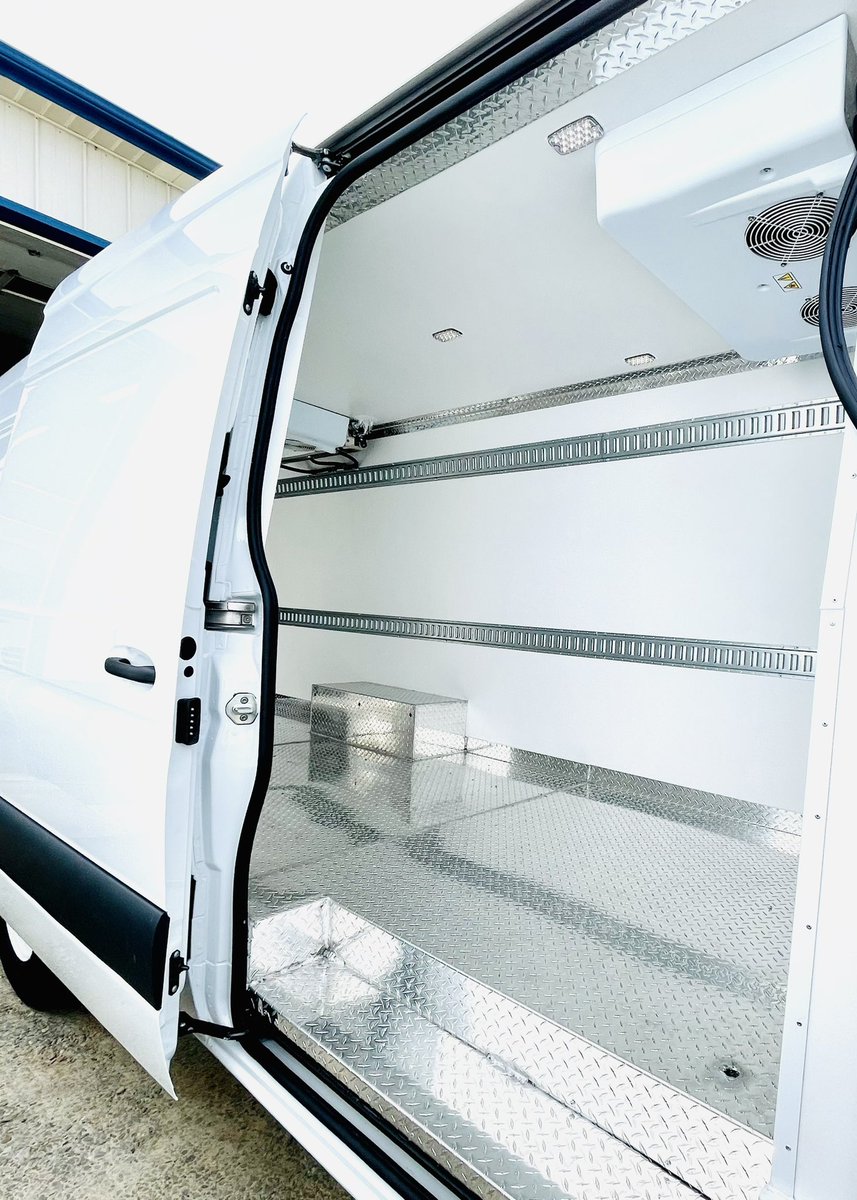 MobileColdSol's tweet image. Mercedes Sprinter 170” wheelbase extended cargo van with Mobile Cold Solutions insulation package. Aluminum tread plate floor, floor drains, LED lighting, e-track, @ThermoKingCorp refrigeration unit. Not shown: moveable bulkhead for multi/temp compartments.