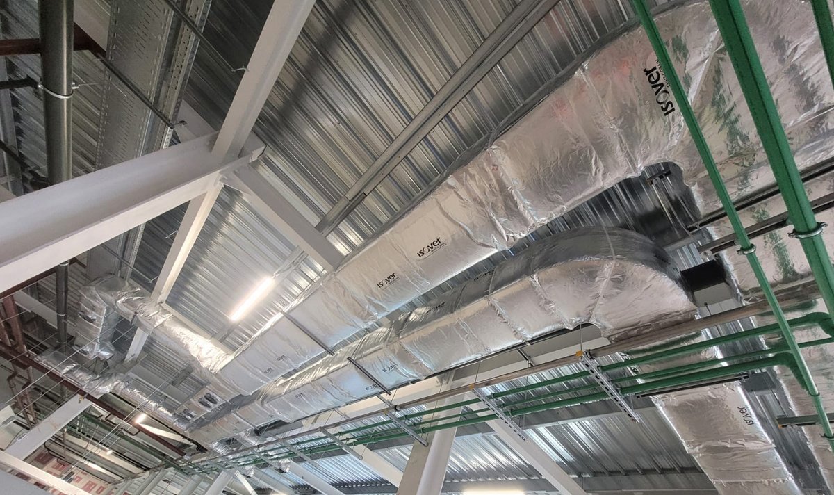 Montaje de #aislamiento térmico exterior que se han realizado en el nuevo proyecto de ampliación de la planta de producción de laboratorios <a href="/BayerEspana/">Bayer España</a> .

📍Alcalá de Henares, Madrid.

#TrabajandoJuntos