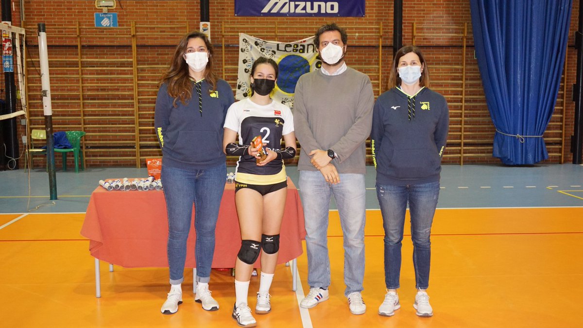 clubvpmadrid's tweet photo. ¡CAMPEONAS DE MADRID! Nuestro #InfAmarillo es el primer ORO en 1a división de la historia de VPM. Además, nuestra canterana Valeria fue nombrada MVP. Enhorabuena a nuestras chicas y su entrenadora Ana... Y ahora, el Campeonato de España nos espera! https://t.co/dJblptFr5U