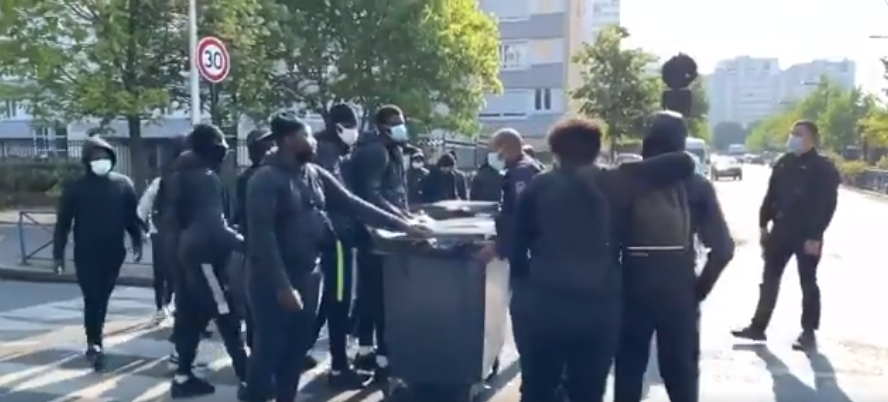 F_Desouche's tweet photo. Aubervilliers (93) : tirs de mortier et tensions entre jeunes et policiers après une tentative de blocage du lycée D’Alembert - https://t.co/8HW47blMd7 https://t.co/3spF7D9qem