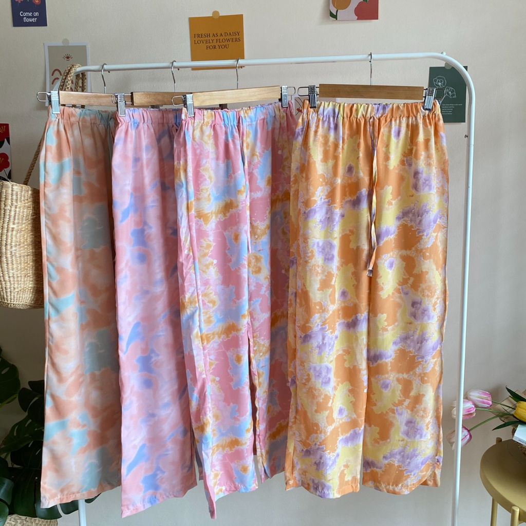 layann_clothes's tweet photo. 🍑 ~ MAY0303 กางเกงขายาวเอวส��อค���างยืดลายมัดย้อม ผ้าวูลพีชบาง ใส่สบายมาก แมทช์กับเสื้อ Crop ใส่อยู่บ้านก็ได้นะคะ ผ้าใส่สบายมากก สีสวย โทนสีน่ารัก

💖 ตัวละ 180 บาท ส่งฟรีลทบ 💖

#Layann_clothes https://t.co/gYWZuWLHKf