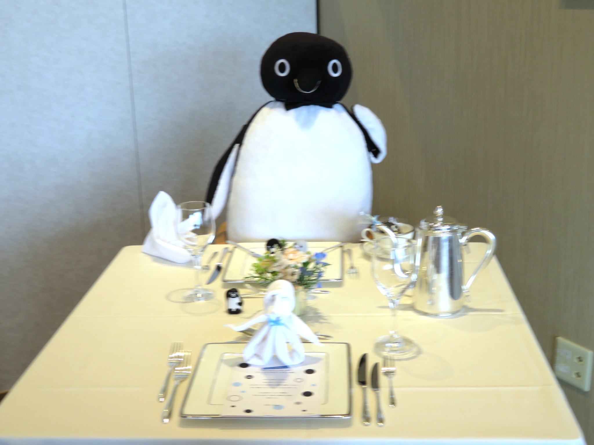 きびたろう ホテルメトロポリタン せっかくのｇｗだもの Suicaのペンギンからスペシャルなランチのお誘い ペンギンもテーブルにつき一緒に食事を楽しみます T Co Jdlceqludd Twitter