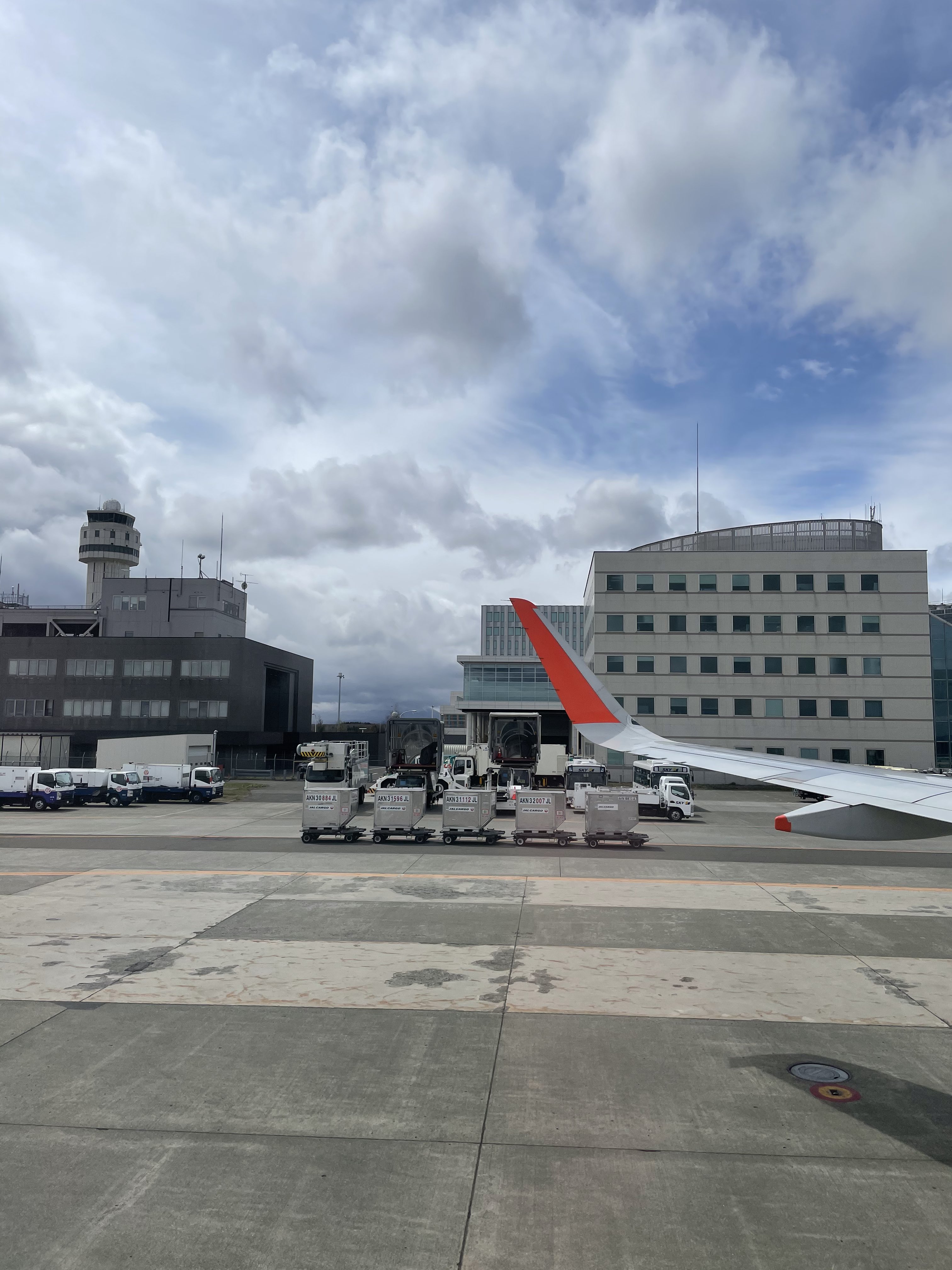 てるたん D Lt 新千歳空港に来たよ 今日は滑走路が見えるホテルに宿泊 間近に飛行機が見える T Co Plal7iv5j4 Twitter
