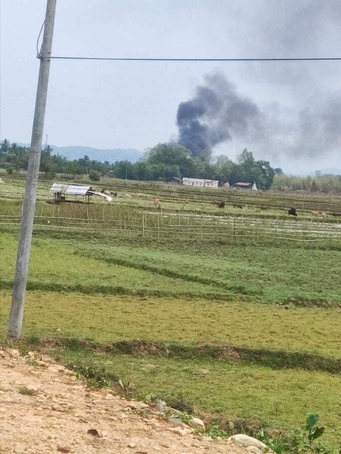 hninyadanazaw's tweet photo. A military aircraft of Myanmar junta has been shot down by Kachin Independent Army in Moemauk this morning, KIA spokesperson says. @The74Media2019 
#WhatsHappeningInMyanmar https://t.co/58SIO4nHwS