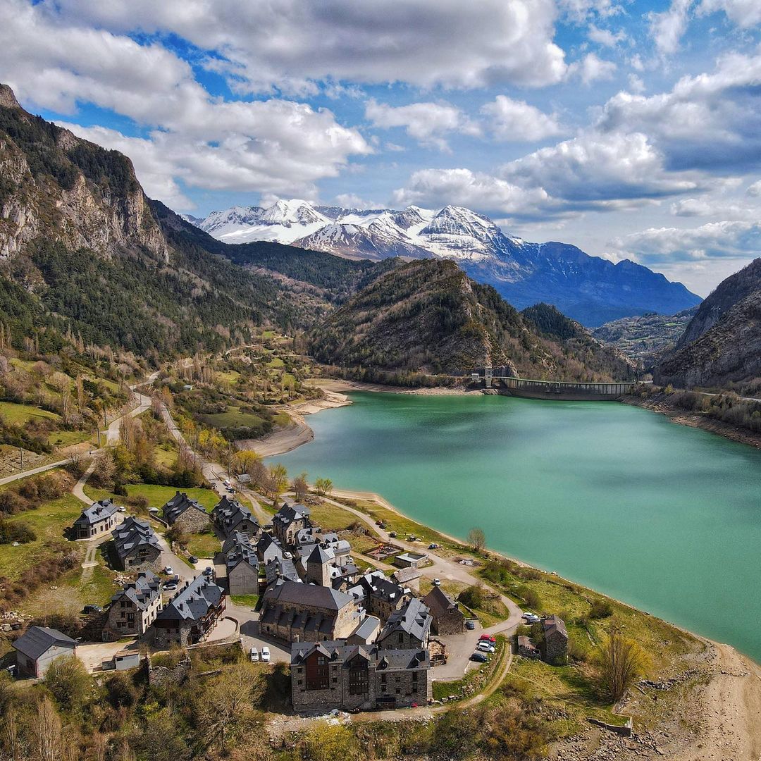 Despertar con estas vistas no tiene precio 😍 #Lanuza, siempre espectacular a orillas de su pantano 💦
Imagen de instagram.com/oscarlnz 🤗
#HuescalaMagia #NoCancelesAplaza