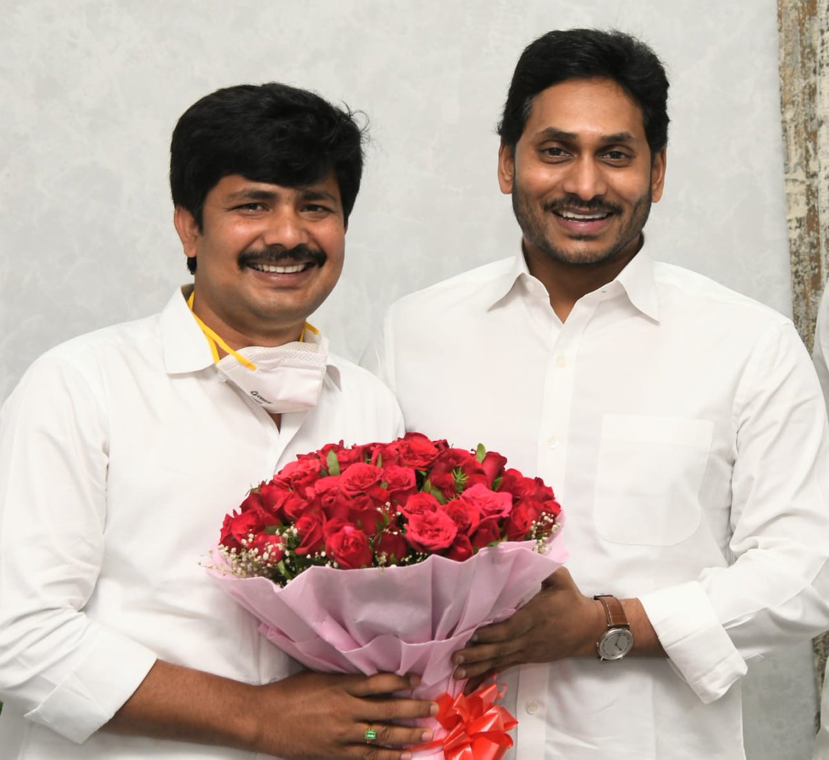 sreeharipudi's tweet photo. MP M Gurumoorthy, who has won Titupati by election with landslide victory has called on @AndhraPradeshCM @ysjagan at camp office here on Monday #TirupatiByElection #TirupatiWithYSRCP #YSJaganMarkGovernance https://t.co/qwlmKXOIfr