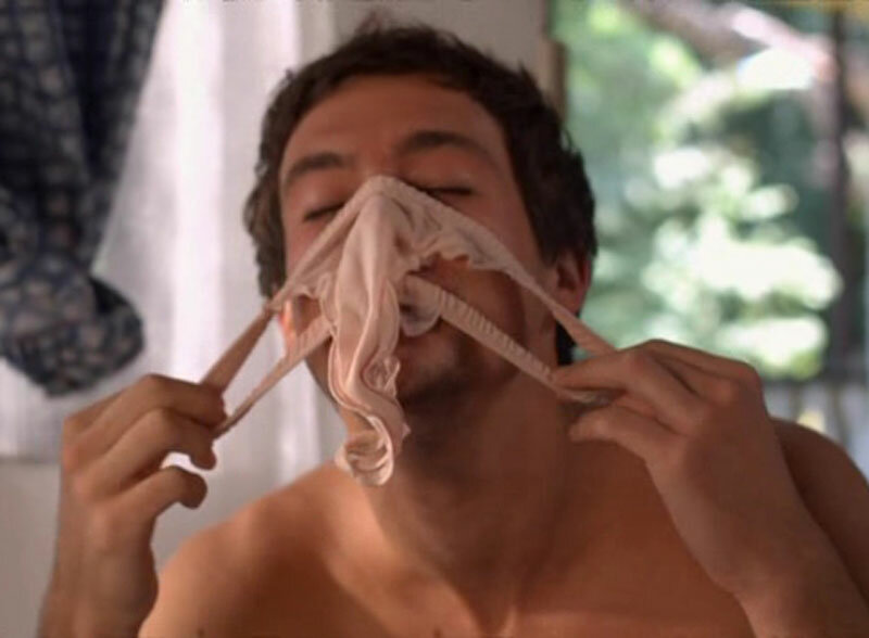 Японцы трусы на голове. Нюхает мужские трусы. Нюхать стринги видео. Одела трусы на голову. Фото для пранка с девушкой.