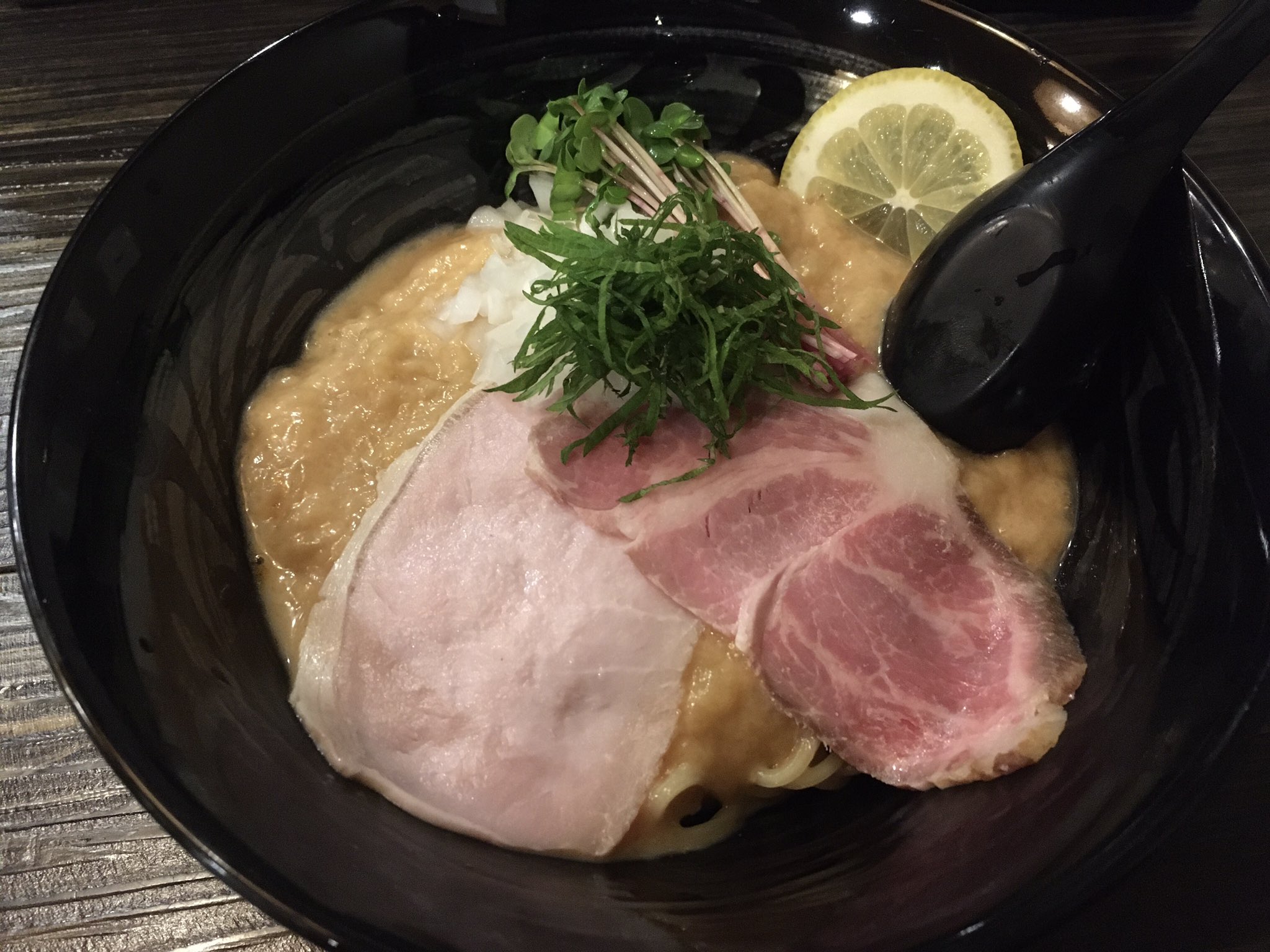 R Baggio55 今日のランチは 魚々麺 園 旧布施丿貫 限定の紅鮭の冷やし白湯 牡蠣玉 たまご 紅鮭の冷製スープなんてもうラーメンというより創作フレンチ食べてる気分よね めちゃうまい お店まで1時間 並びで1時間かかっても
