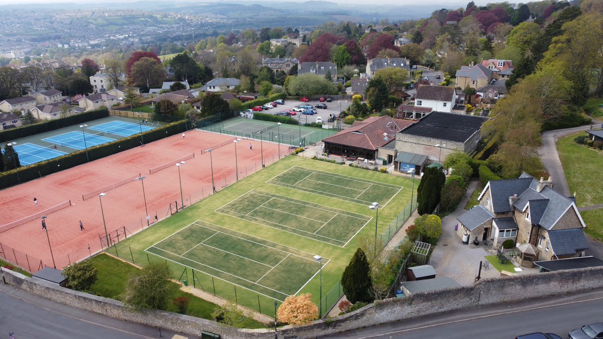 The team put in another great shift last week at Landsdown Tennis Club in Bath last week.
Old surface lifted and removed ✅
New block of 3 #AdvantagePro tennis courts from <a href="/TigerTurfUK/">TigerTurf UK Ltd</a> installed ✅
19 ton of sand spread and brushed ✅