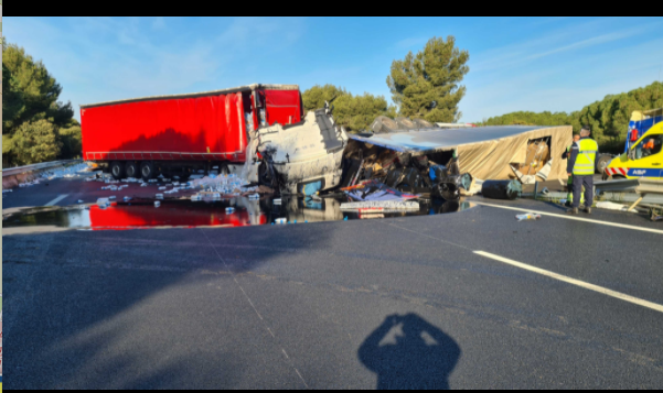A9Trafic's tweet photo. 08h30 : #A9 entre n°36 Béziers Ouest, et n°37 Narbonne Est nos équipes interviennent sur un #Accident important . La circulation est totalement interrompue  dans les 2 sens de circulation. Ecoutez @Radio1077. #A9 #InfoTrafic https://t.co/VYTJgVp4IT