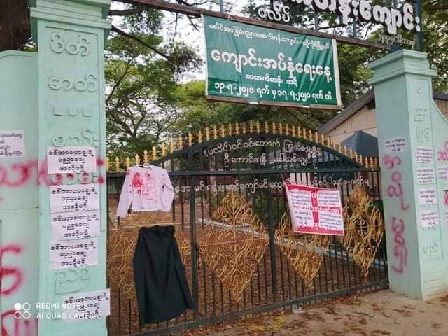 Emilyshoon22's tweet photo. Non-human strike with anti military’s slavery education brochures as in opposition of military trying to reopen school in SintKaing Tsp.
#May3Coup
#WhatsHappeningInMyanmar https://t.co/ilradgSYbp