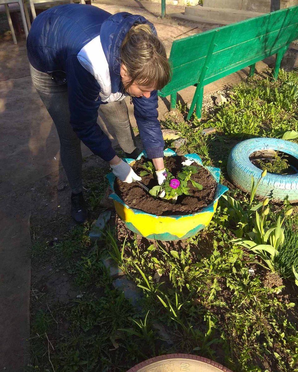 TOS063's tweet photo. А у нас продолжается акция "Дерево Победы" 🌳. 
Спасибо всем кто даже в праздничные дни выходит на улицу и делает наш двор чище! 
#ТОС_Возрождение #деревоПобеды #ТОС_субботники #тосСамара https://t.co/EKa6MvuoZ9