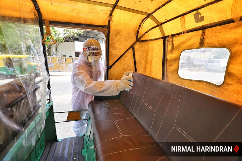 IndianExpress's tweet photo. In Pictures| Ahmedabad’s NGO converts rickshaws into ambulances to ferry covid patients.

#ExpressPhotos by @nirmalharindran

https://t.co/ZFkdHHFGuQ https://t.co/Vzm9I5AKHj