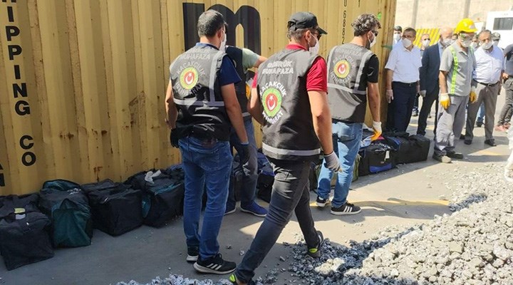 Yarım tonluk kokain skandalı!

İlk aramada bulunamadı, tutanağa 3 kişi imza attı. Tekrar gelen talimatla 540 kilogram koain bulundu. Tutanağa bu kez tam 40 kişi imza attı
İkinci aramanın talimatını veren isim ‘tenzili rütbe’ ile atandı

Timur Soykan yazdı
bit.ly/3teNJJN