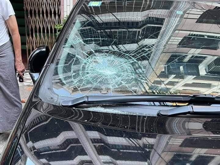 Emilyshoon22's tweet photo. Civilians’ car glasses were seen smashed by military terrorists on 46th and 47th BoTahTaung,Yangon.
#May3Coup
#WhatsHappeningInMyanmar https://t.co/GkSMCpUGoa