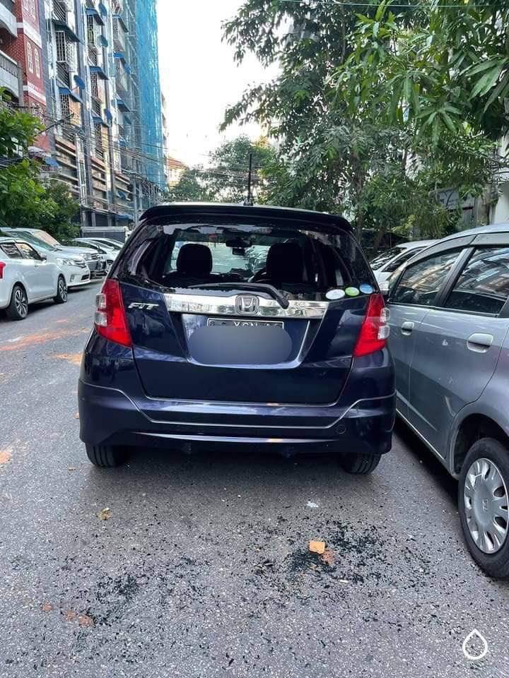 Emilyshoon22's tweet photo. Civilians’ car glasses were seen smashed by military terrorists on 46th and 47th BoTahTaung,Yangon.
#May3Coup
#WhatsHappeningInMyanmar https://t.co/GkSMCpUGoa