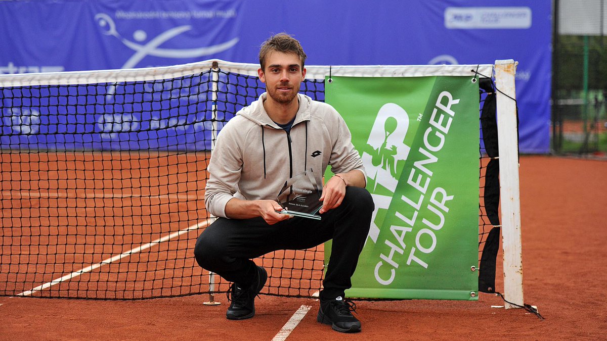 👏👏🏆 2ème titre en Challenger pour <a href="/BenjaminBonzi/">Benjamin Bonzi</a> 
Bravo à Benjamin #stadetoulousaintennis qui signe à #ostrava sur la terre battue Tchèque, sa 2ème victoire de la saison en Challenger et confirme ainsi son ascension en se rapprochant du TOP 100🔝💪
📷ostragroupopen2021