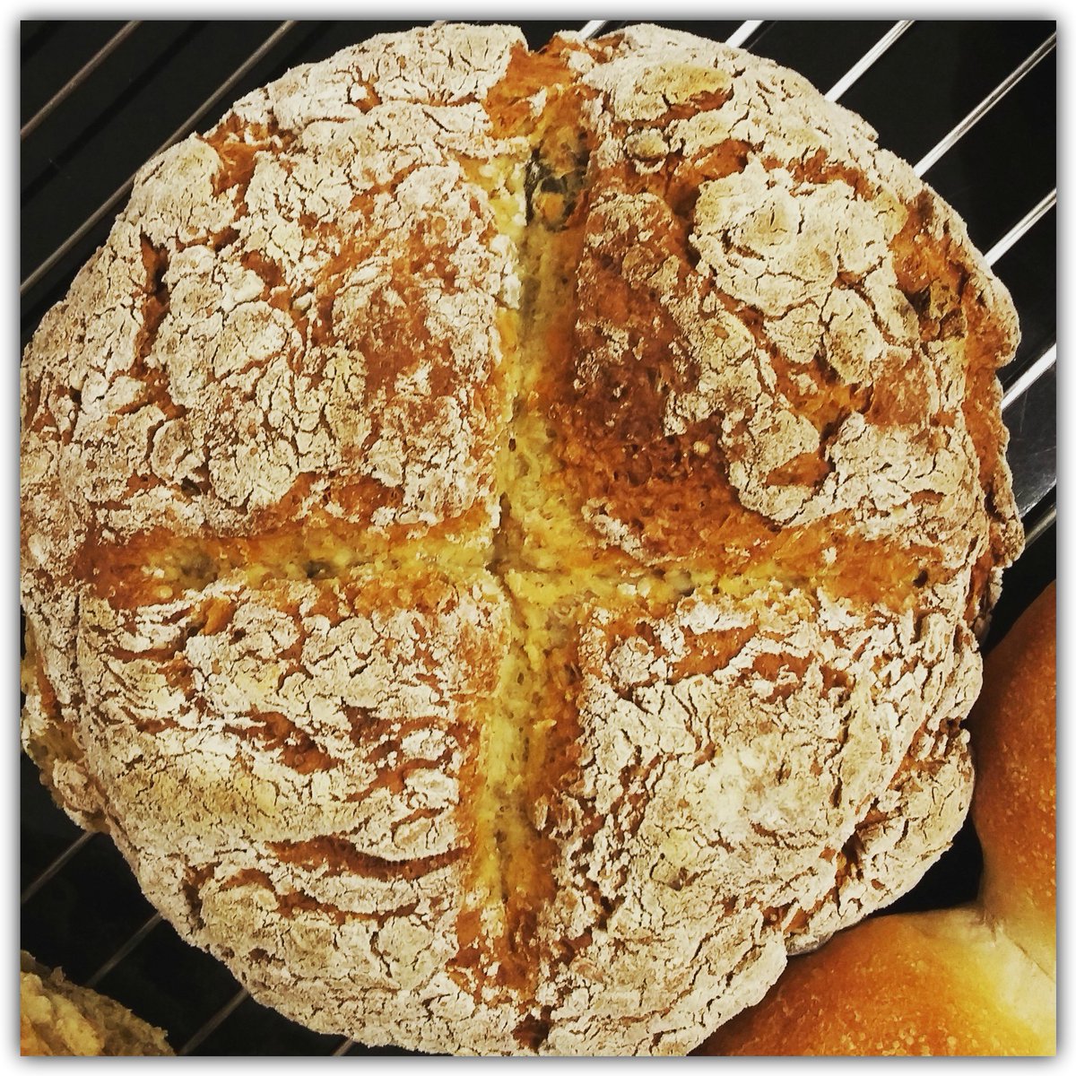 EpsomBakehouse's tweet image. **Three quick and simple breads you can bake today** 

From a delicious cheesy soda breads to two-ingredient flatbreads. 

Try them out here: 
theepsombakehouse.co.uk/three-quick-an… 

#BankHolidayMonday #MondayMotivation #learntobakebread