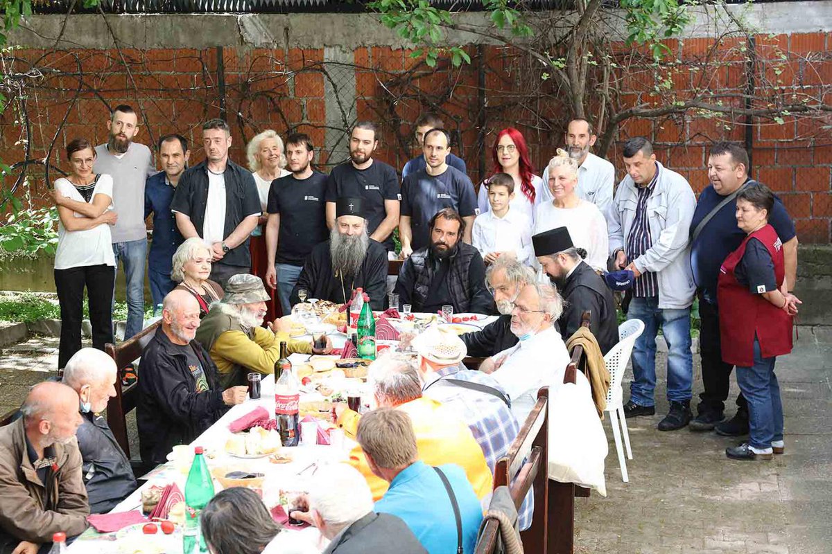 Njegova Svetost Patrijarh srpski Porfirije proveo je najradosniji praznik, Vaskrs, najpre sa beskućnicima sa kojima je zajedno ručao u crkvenoj narodnoj kuhinji, a nakon toga je podelio pakete bolesnim mališanima u Univerzitetskoj dečjoj klinici “Tiršova”.