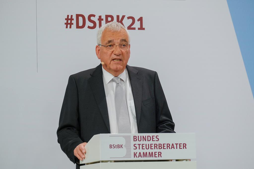 BStBKaktuell's tweet image. BStBK Präsident Prof Hartmut Schwab eröffnet digitalen #DStBK21 mit fast 1500 Teilnehmer*innen. „Um aus der Corona-Krise herauszukommen, müssen Digitalisierung und Bürokratieabbau jetzt angegangen werden.“