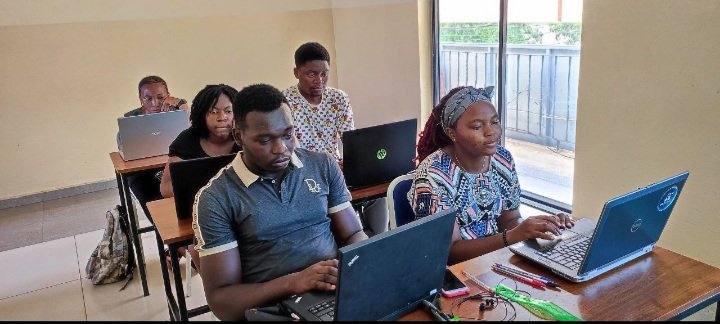 Raissa0132's tweet image. Séance 4:les commandes de base sur git
C&apos;est quoi git??🤔 Git est un logiciel de gestion de versions,il a pour objectif de gérer le workflow(suite de tâches effectuées par une personne ou groupe de personnes).Commandes git:git init,git status,git add...#seedcommunity #xcodepath