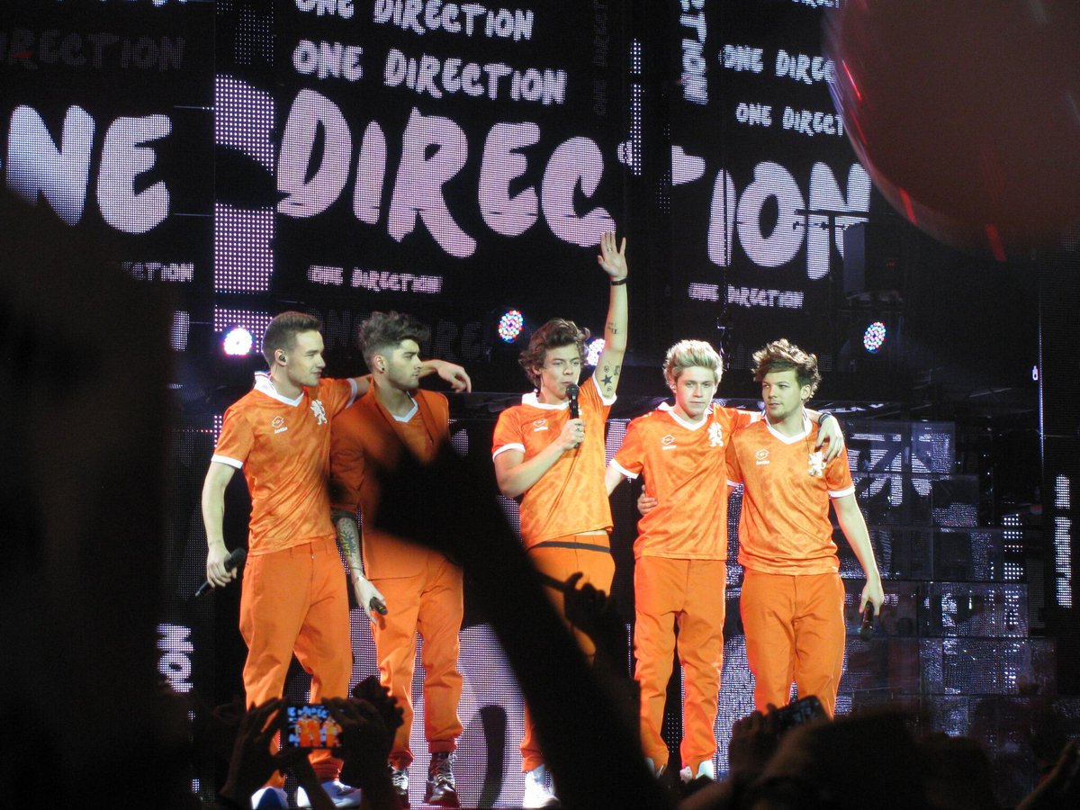 1DstreetteamNL tweet media