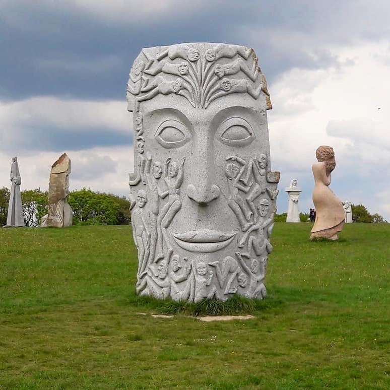 FemmesBretagne's tweet image. Connaissiez-vous la Vallée des Saints à #Carnoët ? 💡 C'est un projet associatif de statues monumentales mégalithiques qui est toujours en cours de réalisation 🤩✨ 1 000 saints #bretons sont censés être érigés à terme. Un ambitieux projet... 👀

(📸 kaasenjenta sur insta)