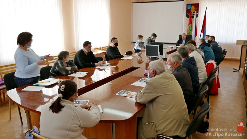 kotovskRU's tweet image. В преддверии праздников в городской администрации Котовска прошла встреча с представителями садоводческих товариществ окружающих город, где собравшимся рассказали об опасности разведения открытого огня как в черте города, так и на территории дач. 
#Котовск #садоводы #безопасность